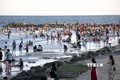 Bãi biển Thương Chánh, thành phố Phan Thiết (Bình Thuận) đông nghịt du khách tắm biển trong ngày nghỉ lễ đầu tiên. Ảnh: Nguyễn Thanh - TTXVN