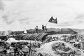 Ngày 7/5/1954, toàn bộ tập đoàn cứ điểm của địch ở Điện Biên Phủ đã bị quân ta tiêu diệt, lá cờ "Quyết chiến quyết thắng" đang phấp phới bay trên nóc hầm Đờ Cát. Ảnh: TTXVN
