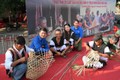 Giới thiệu về nghề đan lát của các đồng bào dân tộc thiểu số huyện Khánh Vĩnh (Khánh Hòa). Ảnh: TTXVN phát