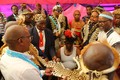 Các thủ lĩnh, tù trưởng làm nghi lễ trước khi khoác áo da báo cho Inkosi Paseka Mzizi. Ảnh: Hồng Minh - PV TTXVN tại Nam Phi