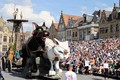 Điểm nhấn của lễ hội này là cuộc diễu hành của những con mèo khổng lồ được làm từ giấy bồi, mô phỏng lại những sự kiện lịch sử và truyền thuyết nổi tiếng của Ypres. Ảnh: Hương Giang - PV TTXVN tại Bỉ