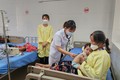 Bác sĩ Đỗ Thị Bích Phương, Khoa Các bệnh nhiệt đới, Bệnh viện Sản Nhi Quảng Ninh, khám cho trẻ mắc cúm B có biến chứng viêm phổi. Ảnh: baoquangninh.vn