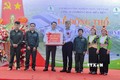 Phó Chủ tịch UBND tỉnh Điện Biên Lò Văn Tiến tặng quà cho các công nhân cao su có thành tích xuất sắc trong lao động sản xuất. Ảnh: TTXVN phát