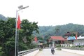 Đèn năng lượng mặt trời được lắp đặt tại đầu cầu trên quốc lộ 48C qua bản Mét (xã Bình Chuẩn, huyện Con Cuông, tỉnh Nghệ An) tạo điều kiện thuận lợi cho giao thông qua lại mỗi khi đêm về. Ảnh: Xuân Tiến - TTXVN