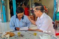Chủ tịch UBND TP Cần Thơ Trần Việt Trường thăm hỏi, trao số tiến 10 triệu đồng cho gia đình nạn nhân tử vong do mưa dông tại huyện Cờ Đỏ. Ảnh: TTXVN phát