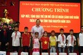 Ông Phạm Hoàng Sơn, Phó Bí thư Thường trực Tỉnh ủy, Chủ tịch HĐND tỉnh trao quà cho các em nhỏ tại chương trình. Ảnh: Thu Hằng-TTXVN