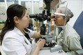 Các bác sĩ bệnh viện Mắt Hà Nội 2 khám mắt, soi đáy mắt, tư vấn cho người có nguy cơ cao mắc Glocom. Ảnh : Dương Ngọc-TTXVN