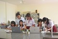 Nhóm học sinh lớp 10 đến từ THCS & THPT Đông Du (thành phố Buôn Ma Thuột) nghiên cứu thành công Dự án “Sản xuất muối đồng bào vùng Tây Nguyên - Muối Amrêč”. Ảnh: Nguyên Dung - TTXVN
