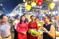 Các đại biểu tham quan gian hàng ẩm thực đến từ tỉnh Quảng Nam. Ảnh: Võ Dung - TTXVN