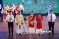 Tặng hoa cho các gia đình tham gia Ngày hội gia đình các tỉnh Đông Nam bộ lần thứ XIII năm 2024. Ảnh: Nguyễn Thanh - TTXVN
