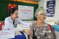 Bác sĩ đến từ các bệnh viện tại thành phố Hồ Chí Minh khám, tư vấn sức khỏe cho người dân trên địa bàn các xã Tân Lợi Thạnh, Tân Hào, Thạnh Phú Đông (huyện Giồng Trôm, tỉnh Bến Tre). Ảnh: Chương Đài - TTXVN