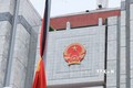 Treo cờ rủ tưởng nhớ Tổng Bí thư Nguyễn Phú Trọng tại HĐND, UBND Thành phố Hà Nội. Ảnh: Hoàng Hiếu - TTXVN