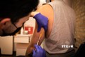 Nhân viên y tế tiêm vaccine phòng bệnh đậu mùa khỉ cho người dân tại Chicago, Mỹ. Ảnh: THX/TTXVN