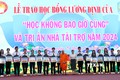 Trao học bổng cho các học sinh xuất sắc. Ảnh: Trung Hiếu - TTXVN