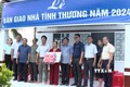 Ủy ban MTTQ Việt Nam tỉnh Bạc Liêu trao tặng nhà tình thương cho gia đình chị Danh Thị Hồng Loan, xã Vĩnh Trạch, thành phố Bạc Liêu có hoàn cảnh khó khăn. Ảnh: TTXVN phát