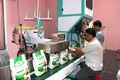 Hợp tác xã nông nghiệp Ngọc Biên đầu tư dây chuyển đóng gói sản phẩm “Gạo quê tôi” của hợp tác xã để tạo bao bì bắt mắt, nâng cao giá trị hạt gạo. Ảnh: Thanh Hòa- TTXVN