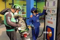 Mua bán xăng, dầu tại điểm kinh doanh xăng, dầu Petrolimex. Ảnh: Trần Việt - TTXVN