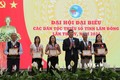 Thứ trưởng, Phó Chủ nhiệm Ủy ban Dân tộc Y Vinh Tơr trao Kỷ niệm chương Vì sự nghiệp phát triển các dân tộc cho 5 cá nhân tiêu biểu. Ảnh: TTXVN phát