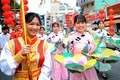 Thiếu nữ người Hoa rạng rỡ trong trang phục truyền thống