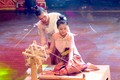 Gia huấn ca nữ Khmer khuyên dạy các cô gái phải chăm chỉ học hành, trang bị cho mình một nghề nghiệp ổn định để có thể đỡ đần hôn phu sau khi thành hôn. Trong ảnh: Tái hiện tục “Vào bóng mát” của người Khmer tại Ngày hội Văn hóa, Thể thao và Du lịch vùng 
