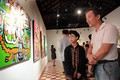Họa sỹ nhí Hoàng Nhật Quang cùng khách mời trao đổi về các bức tranh trưng bày tại triển lãm. Ảnh: An Hiếu