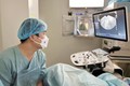 Các y bác sỹ thực hiện kỹ thuật hút trứng với trang thiết bị hiện đại tại Bệnh viện Mỹ Đức. Ảnh: An Hiếu  