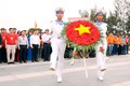 Dâng hoa tưởng nhớ các anh hùng liệt sỹ tại Khu tưởng niệm Chiến sĩ Gạc Ma thuộc huyện Cam Lâm (Khánh Hòa). Ảnh: An Hiếu