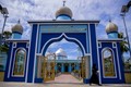 Từ cổng nhìn vào thánh đường Masjid Al Khairiyah có kiến trúc với màu sắc rất nổi bật, độc đáo, huyền bí, điểm tham quan lý tưởng cho những du khách đam mê khám phá về văn hóa bản địa. Ảnh: An Hiếu