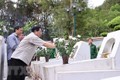 越南政府总理范明政在河静省向各位英烈上香 看望慰问优抚对象
