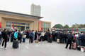 数百名中国人在广宁省芒街口岸排队等候办理出境手续