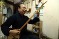 Nghệ nhân Mào Văn Ết - người nặng lòng với cây đàn Tính tẩu. Ảnh: Phan Tuấn Anh - TTXVN