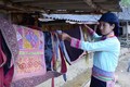 Những bộ quần áo truyền thống của người Xạ Phang. Ảnh: Xuân Tiến