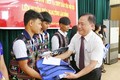 Đồng chí Chu Tuấn Thanh, Vụ trưởng Vụ Tuyên truyền tặng quà cho các em học sinh.
