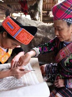 Bảo tồn giá trị văn hóa truyền thống trang phục của đồng bào Mông