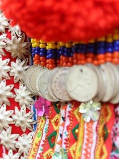 Ấn tượng trang sức bạc trên trang phục truyền thống của phụ nữ Dao đỏ