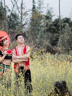 Độc đáo trang phục cưới của người Mông Yên Bái