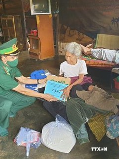 Bộ đội Biên phòng Đắk Nông tặng 2 tấn gạo cho đồng bào nghèo vùng biên giới