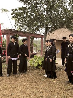 Người La Chí thường mặc trang phục truyền thống trong các ngày lễ, Tết, đám cưới, hỏi...