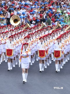 Khối nữ quân nhạc diễu binh trong lễ kỷ niệm. Ảnh: Tuấn Anh - TTXVN