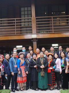 Đoàn đại biểu dự Đại hội đại biểu toàn quốc các dân tộc thiểu số Việt Nam lần thứ II dâng hương Đài tưởng niệm các Anh hùng Liệt sỹ và vào Lăng viếng Bác