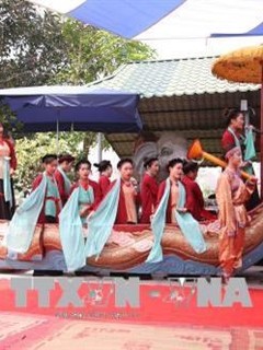 Diễn xướng hát Chèo tàu tại xã Tân Hội, huyện Đan Phượng, Hà Nội. Ảnh: Đinh Thuận - TTXVN