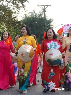 5.500 phụ nữ Đồng Tháp diễu hành áo dài “Rạng ngời sắc sen”
