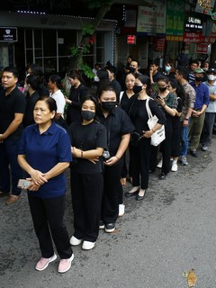 Hàng ngàn người dân đến viếng Tổng Bí thư Nguyễn Phú Trọng tại Hà Nội