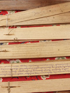 Bộ Kinh phật được viết trên lá buông có tuổi đời hàng trăm năm tại Chùa Xvayton, thị trấn Tri Tôn, huyện Tri Tôn. Ảnh: Công Mạo - TTXVN