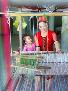 Bảo tồn, phát triển nghề dệt thổ cẩm của đồng bào Thái ở Làng Xiềng