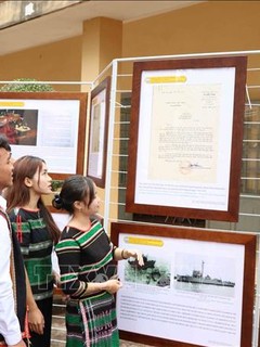 Các em học sinh thăm quan những tư liệu về nguồn gốc 2 quần đảo Hoàng Sa và Trường Sa. Ảnh: Ngọc Minh – TTXVN
