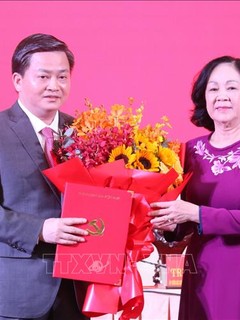 Đồng chí Trương Thị Mai trao Quyết định của Bộ Chính trị cho tân Bí thư Tỉnh uỷ Bến Tre Lê Đức Thọ. Ảnh: Huỳnh Phúc Hậu – TTXVN