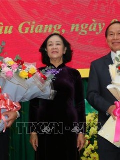 Bà Trương Thị Mai, Ủy viên Bộ Chính trị, Bí thư Trung ương Đảng, Trưởng Ban Tổ chức Trung ương tặng hoa chúc mừng ông Lê Tiến Châu, ông Nghiêm Xuân Thành. Ảnh: Duy Khương – TTXVN
