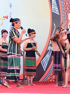 Dân ca của người M’nông (còn gọi là Nau M’pring) là hình thức diễn xướng dân gian được lưu truyền từ thế hệ này sang thế hệ khác và được cộng đồng coi là tài sản chung của tộc người. Ảnh: Minh Hưng