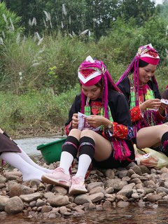 Phụ nữ Dao Thanh Y đều biết may vá, thêu thùa và có ít nhất một bộ trang phục truyền thống để mặc trong các dịp lễ Tết hoặc các dịp hội hè theo phong tục tập quán của dân tộc mình. Ảnh: Hiền Anh